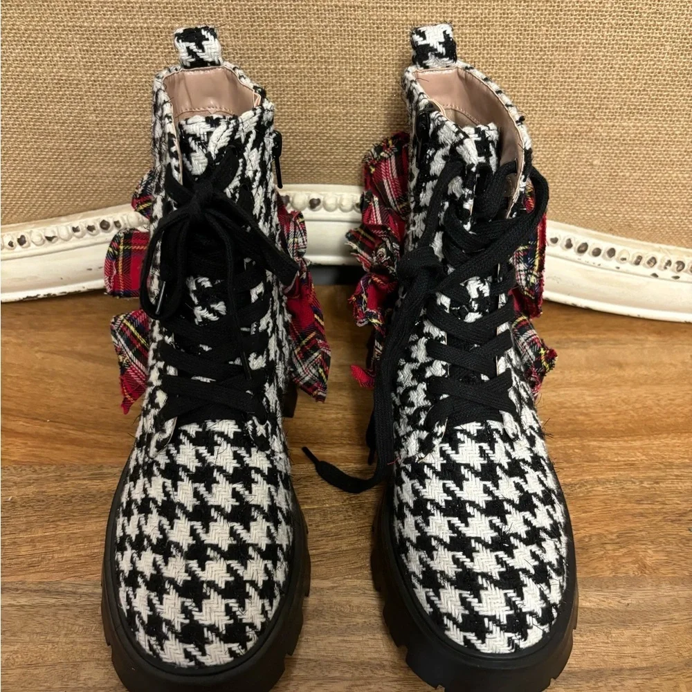 NWOB. New Betsy Johnson ROSEY BLACK & WHITE - Picture 2 of 6